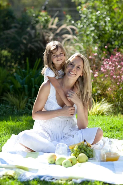 Hübsche junge Mutter mit ihrer Tochter — Stockfoto
