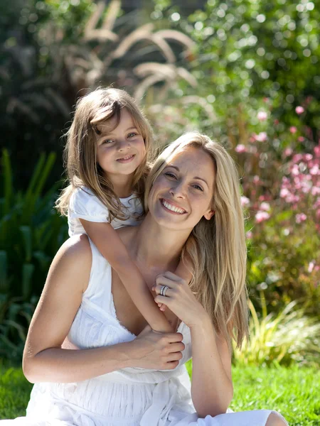 Beautiful mother and daughter outdoors in the sunshine — Stock Photo, Image