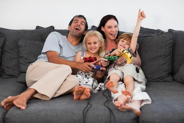 Família brincando na sala de estar — Fotografia de Stock