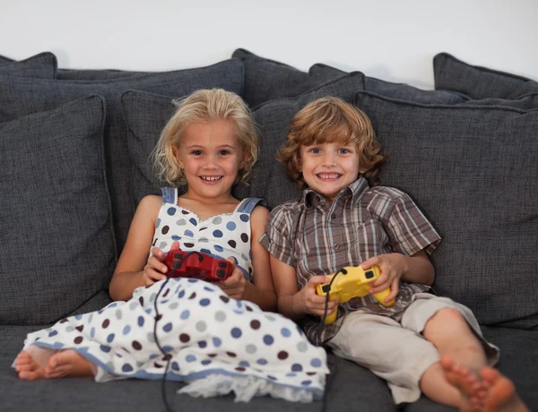 Sibling playing video games — Stock Photo, Image