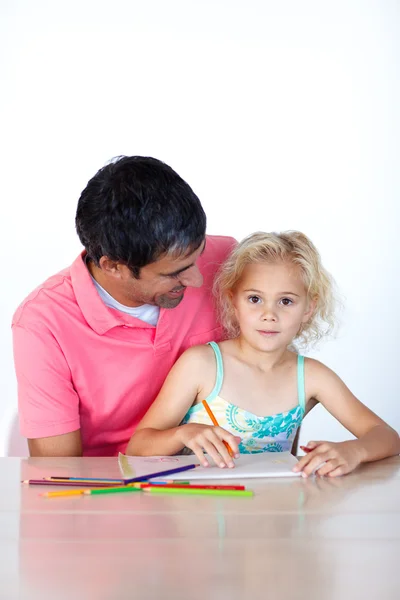 Linda niña dibujando con su padre — Foto de Stock