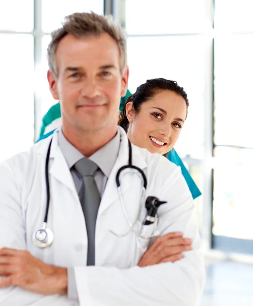 Lächelnde ältere Ärztin im Hintergrund eine junge Assistentin — Stockfoto