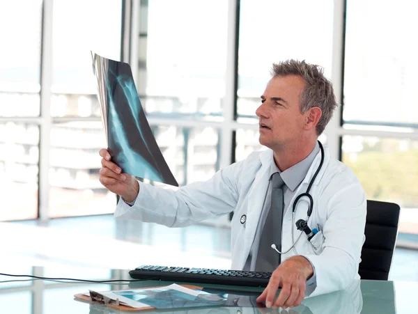 Médico confiante olhando para um raio-x — Fotografia de Stock