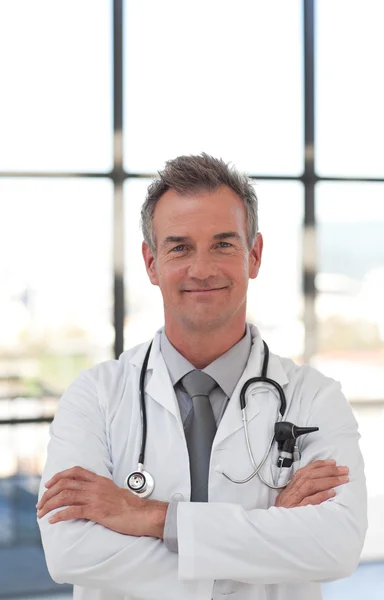 Medico sorridente con le braccia incrociate — Foto Stock