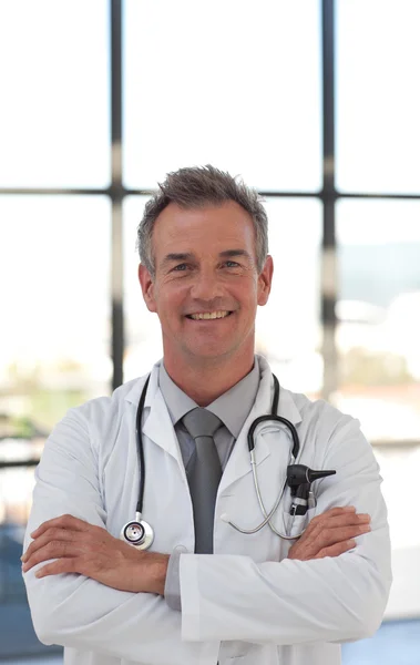 Charismatischer Arzt lächelt in die Kamera — Stockfoto
