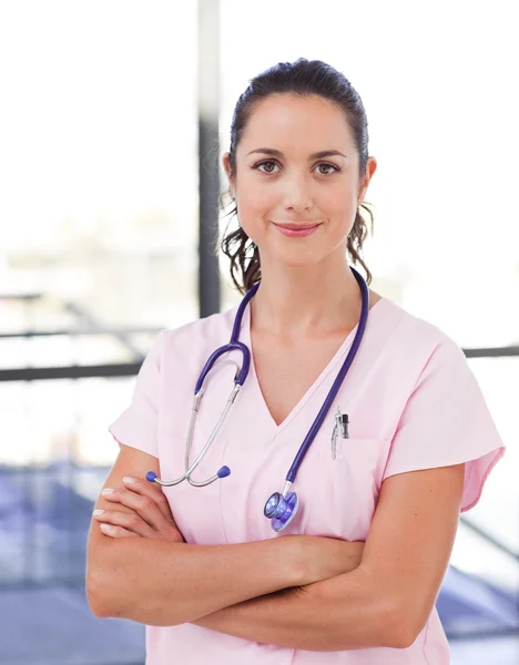 Porträtt av leende kvinnliga läkare — Stockfoto