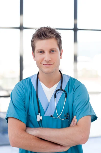 Självsäker ung manlig sjuksköterska tittar på kameran — Stockfoto