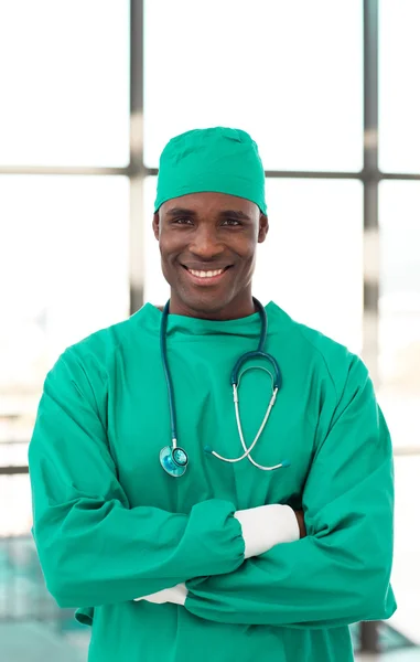 Позитивный хирург в зеленой форме — стоковое фото