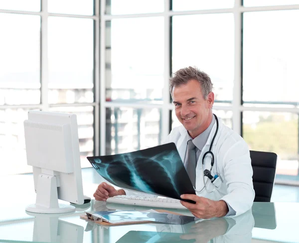 Allvarliga manliga läkare innehar en röntgen — Stockfoto