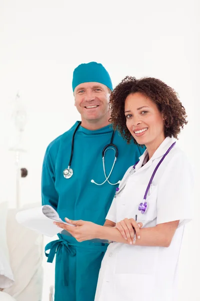 Friendly nurse with attractive surgeon — Stock Photo, Image