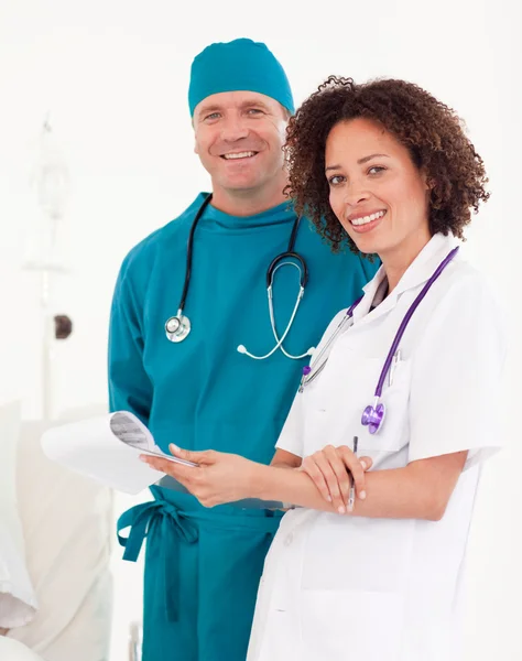Vriendelijke verpleegster met knappe chirurg in blauwe scrubs — Stockfoto