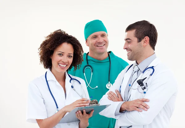 Freundliche Krankenschwester mit einem männlichen Arzt und Chirurgen — Stockfoto