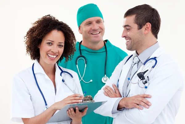 Freundlich aussehendes Ärzteteam vor weißem Hintergrund — Stockfoto