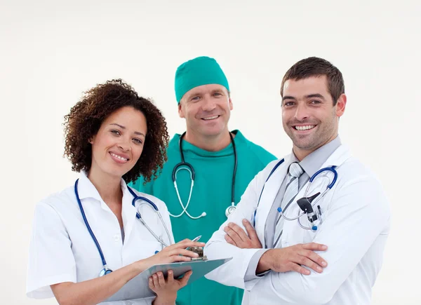 Молодая команда врачей улыбается — стоковое фото