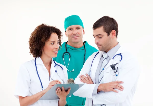 Junges Ärzteteam im Gespräch vor weißem Hintergrund — Stockfoto