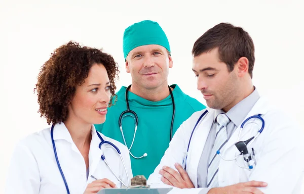 Хирург в обсуждении со старшими врачами — стоковое фото