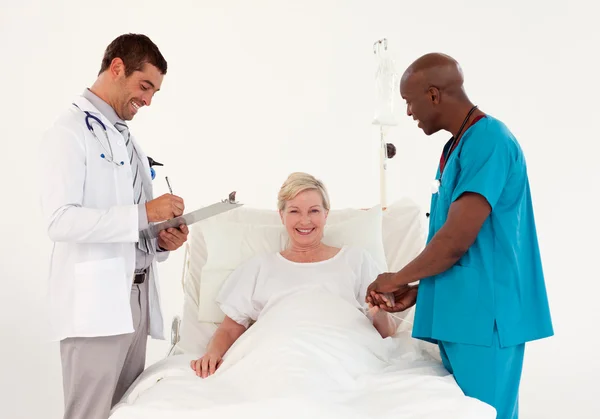 Pacjent spotkania jego chirurg przed operacją — Zdjęcie stockowe