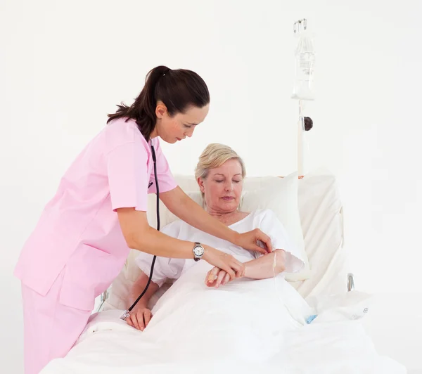 Турбота медсестру з літньою жінкою — стокове фото