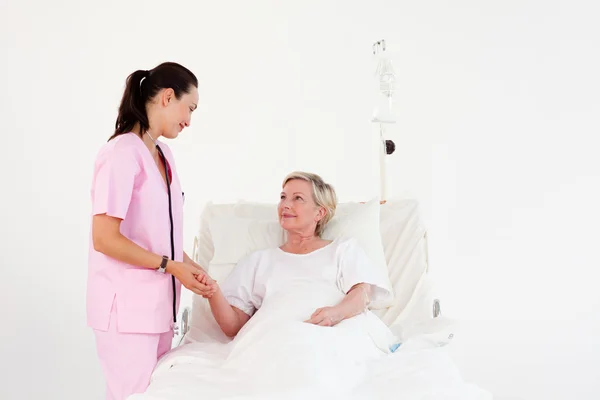 Fürsorgliche Krankenschwester mit ihrem älteren Patienten — Stockfoto
