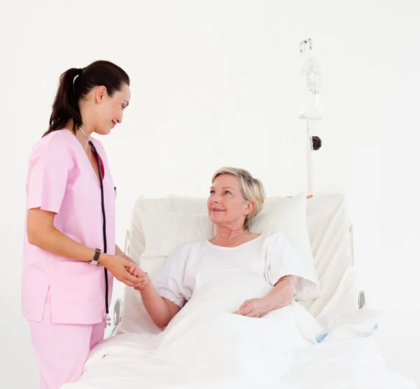 Прекрасная медсестра с пожилой женщиной — стоковое фото