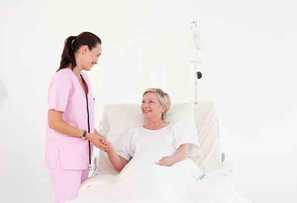 Jovem enfermeira ajudando um paciente — Fotografia de Stock