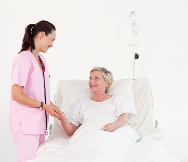 Mujer mayor acostada en una cama de hospital —  Fotos de Stock