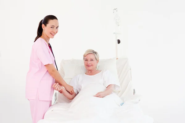 Enfermera joven ayudando a un paciente mayor —  Fotos de Stock