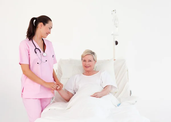 Joven enfermera atractiva con un anciano agradable paciente —  Fotos de Stock