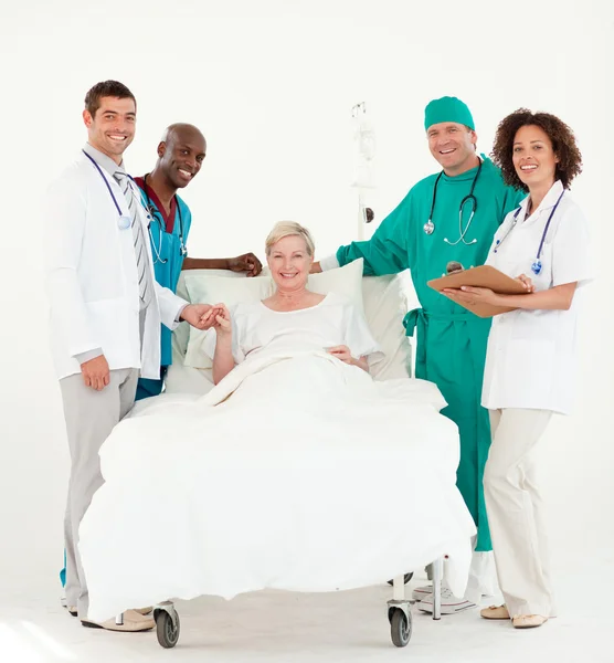 Gruppe von Ärzten, die einen Patienten betreuen — Stockfoto