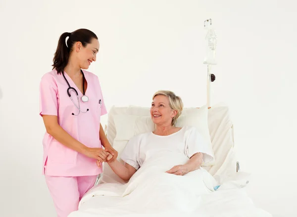 Sjuksköterska med en patient — Stockfoto