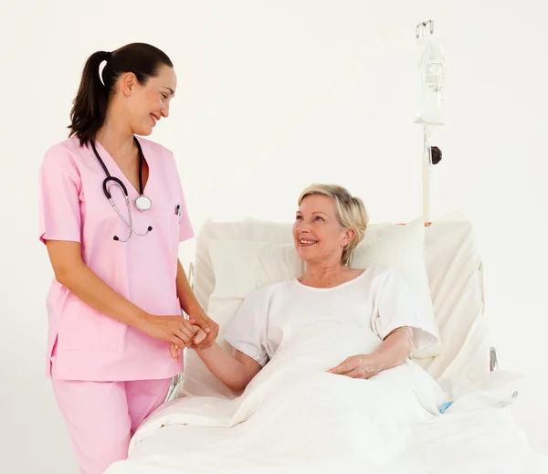 Jonge verpleegster helpen een hogere patiënt — Stockfoto