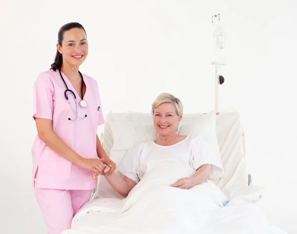 Uśmiechnięte pielęgniarki i jej starszych pacjentów — Zdjęcie stockowe