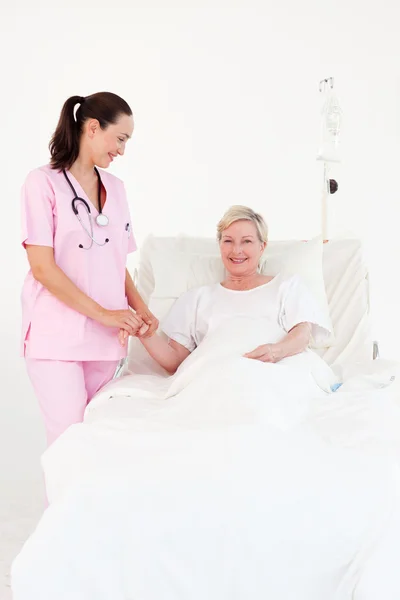 Oudere femal patiënt glimlachen naar de camera — Stockfoto