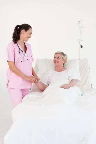 Jovem enfermeira confiante com um paciente amigável — Fotografia de Stock