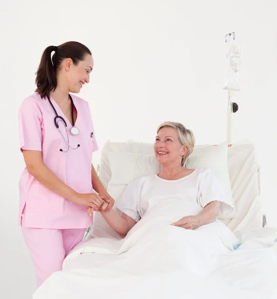 Jonge vriendelijke verpleegster met een patiënt — Stockfoto