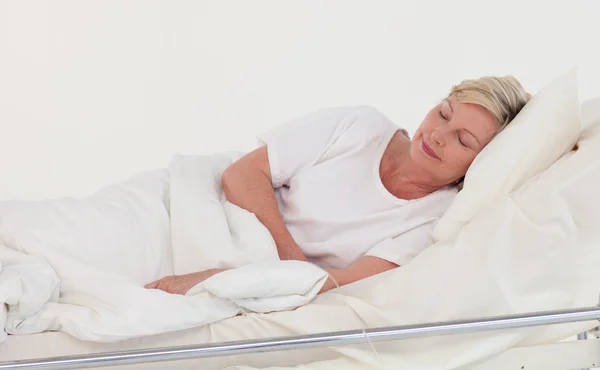 Пожилой пациент лежит в постели — стоковое фото