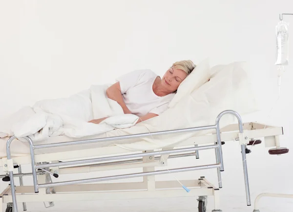 Pacjenta leżącego w łóżku śpi — Zdjęcie stockowe