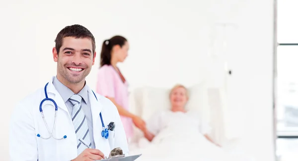 Glada läkare innehar en klippa bräde — Stockfoto