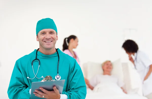 Хирург со своей командой — стоковое фото