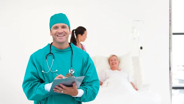 Självsäker kirurg på sjukhus — Stockfoto