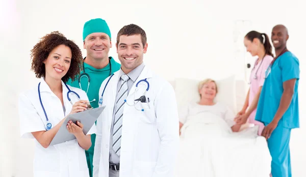 Team av läkare och sjuksköterskor som arbetar på en vårdavdelningen — Stockfoto