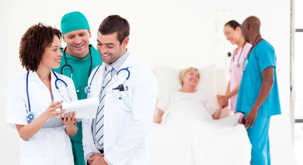 Grupp internationella läkare med en patient — Stockfoto