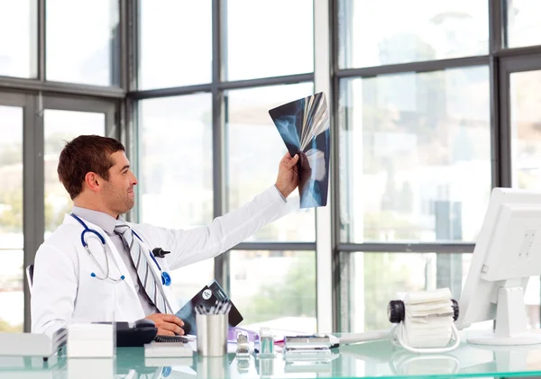 Hermoso doctor analizando una radiografía —  Fotos de Stock