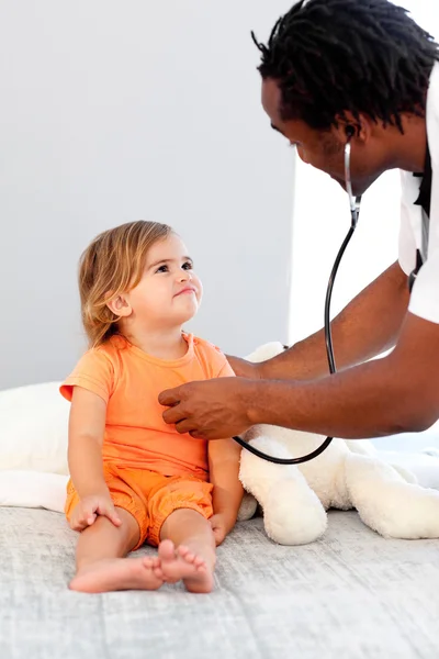Маленький ребенок смотрит на врача — стоковое фото
