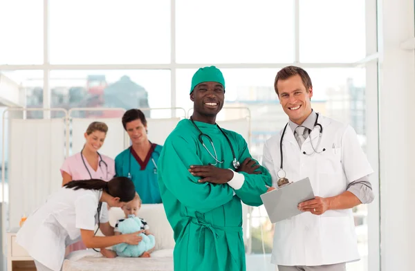 Chirurgo e medico con team medico — Foto Stock