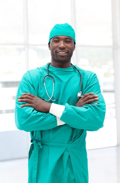 Afro-Amerikaanse chirurg in ziekenhuis — Stockfoto