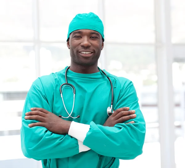 Молодой хирург со сложенными руками — стоковое фото