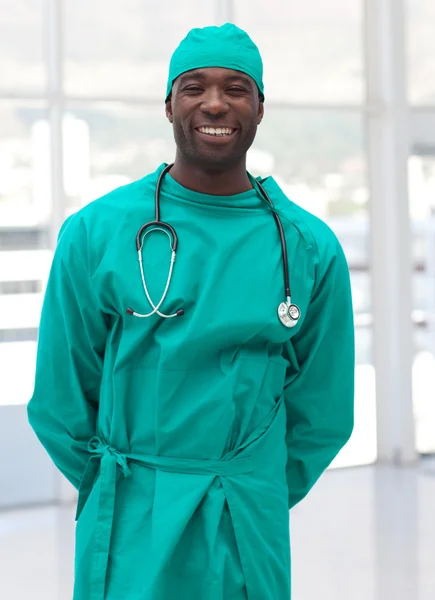 Очаровательный доктор в зеленой форме — стоковое фото