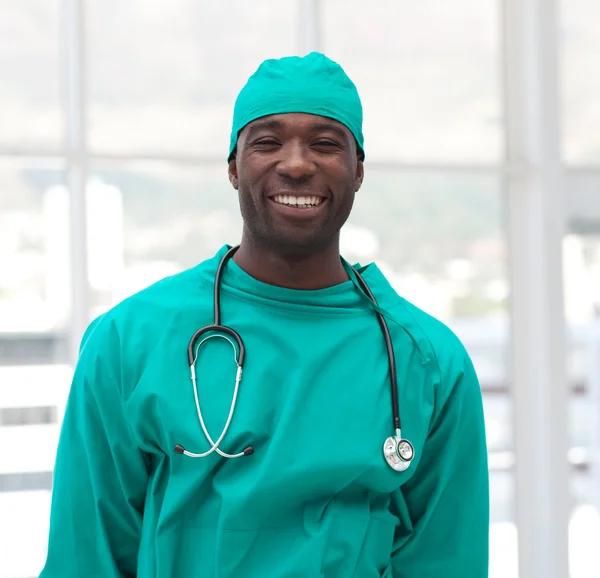 Retrato de um médico sorridente em esfoliação verde — Fotografia de Stock
