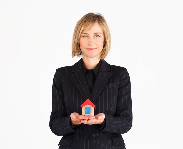 Confiada mujer de negocios madura sosteniendo una casa — Foto de Stock